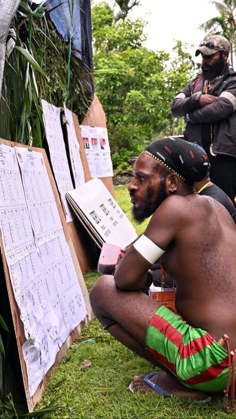FOTO: Suasana Pemilu Bernuansa Alam di Papua, TPS dari Daun Kelapa Bikin Adem Para Calon Pemilih