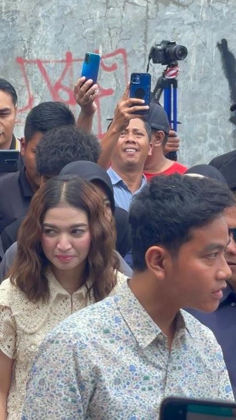 Shining Appearance of Selvi Ananda When Voting Together with Gibran in Solo Attracts Attention