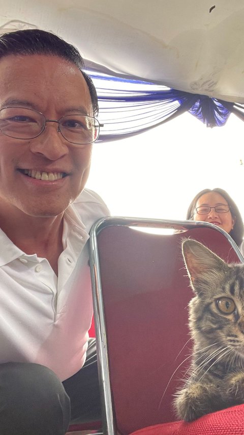 Tom Lembong Followed by a Tabby Cat, Even Followed to the Polling Station and Took a Selfie