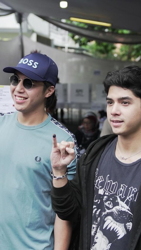 Momen Kompak Al Ghazali dan El Rumi saat Nyoblos Bareng, Potret Ganteng Kakak dan Adik ini Bikin Salfok