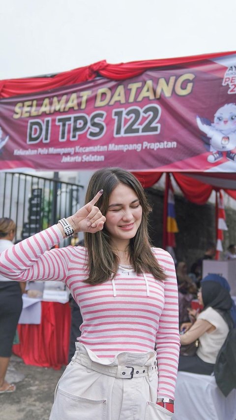 Coblosan Saat Valentine, 8 Potret Artis Pakai Outfit Serba Pink Saat Datang ke TPS, Gemas!