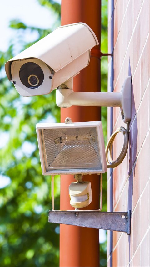 Neighbor Installs 360-Degree Moving CCTV, Woman Complains About Losing Privacy in Her Own Home