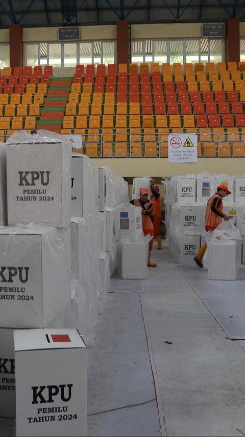 FOTO: Pencoblosan Berakhir, KPU Jaktim Tarik Kembai Logistik Pemilu 2024 dari TPS