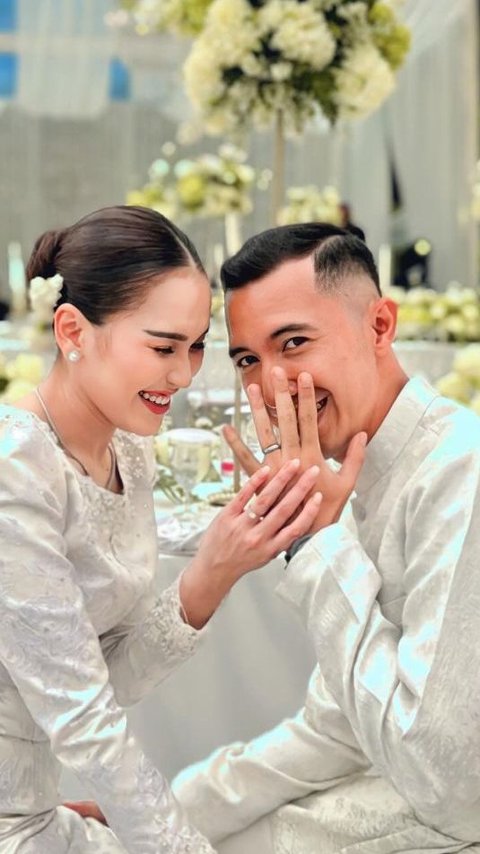 Suddenly Becoming a Celebrity, Here are 9 Photos of Ayu Ting Ting's Future Husband Surrounded by Fans, the Ring on His Ring Finger is Eye-catching
