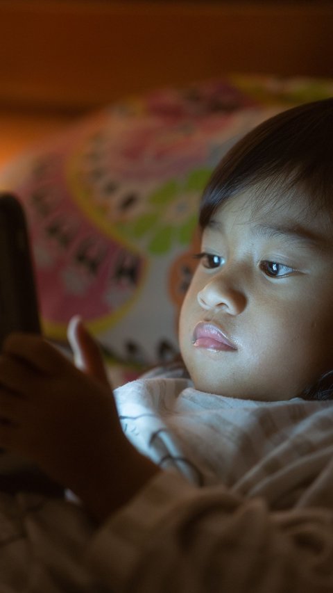 Screen Time Berlebih Bisa Picu Gangguan Perkembangan Emosi Anak