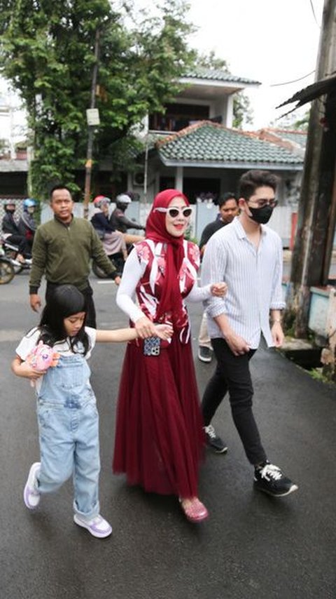 Vibe-nya Ibu-Ibu Sosialita, 8 Foto Venna Melinda dan Athalla Naufal Bareng ke TPS Buat Coblos