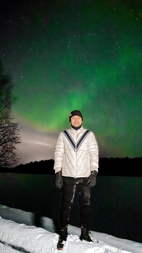 Foto-foto Keseruan Gilang Widhia 'Juragan 99' dan Shandy Purnamasari Berburu Aurora di Finlandia, Keindahannya Bikin Takjub!