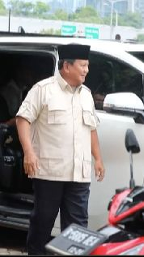 Ditemani Bestienya Letjen TNI, Momen Prabowo Ziarah ke Ayahnya Sampai Naik Motor ke Makam