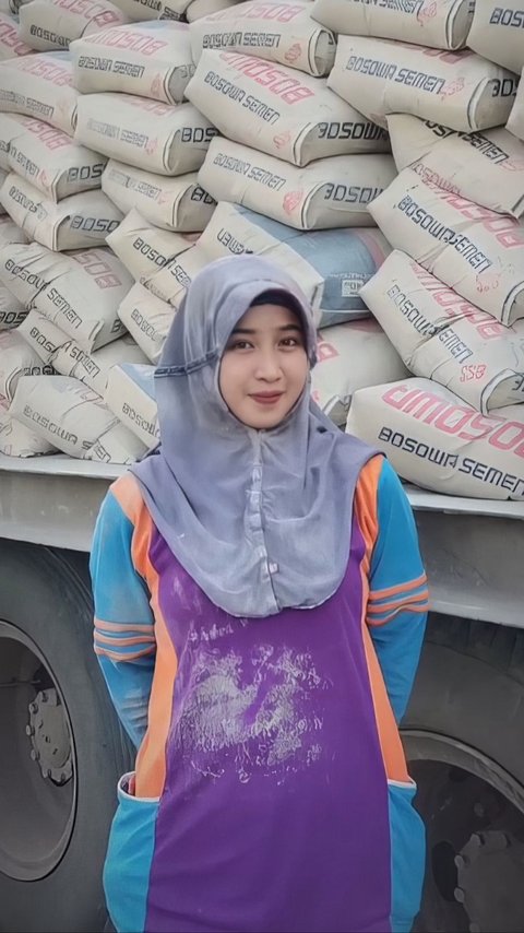 Latest News of the Beautiful Girl Who Became a Brick Carrier for a Day, Lifted 850 Bags of Cement, Already Graduated from College Making Netizens Fall in Love Even More