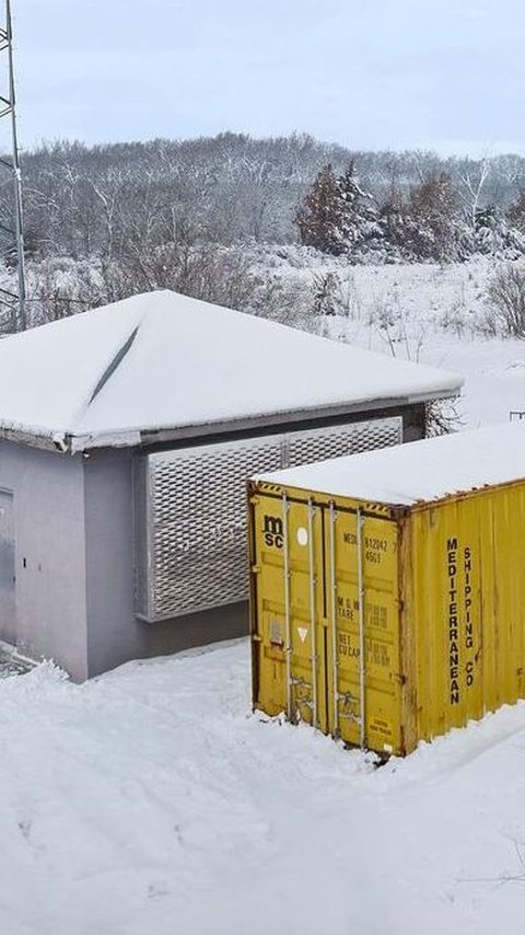 Portrait of the Sultan's Family Bunker, from the Outside Looks Like a Luxurious Warehouse Inside