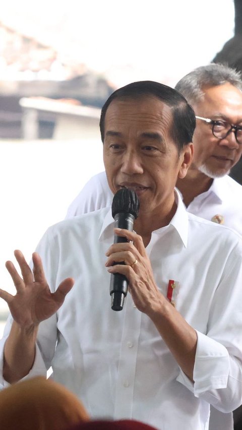 Presiden Jokowi Cek Stok Beras di Gudang Bulog Cibitung dan Serahkan Bantuan Pangan