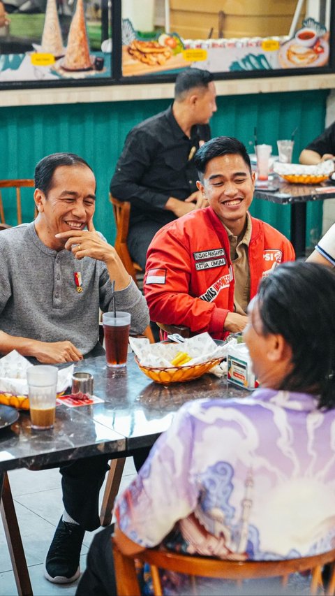 Moment Jokowi Joins in Curiosity to Watch Gibran and Kaesang Play PUBG