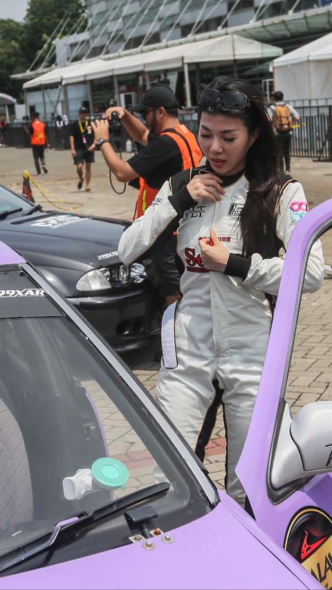 FOTO: Aksi Pembalap-Pembalap Cantik Memacu Adrenalin di Ajang Indonesia Drift Series 2024
