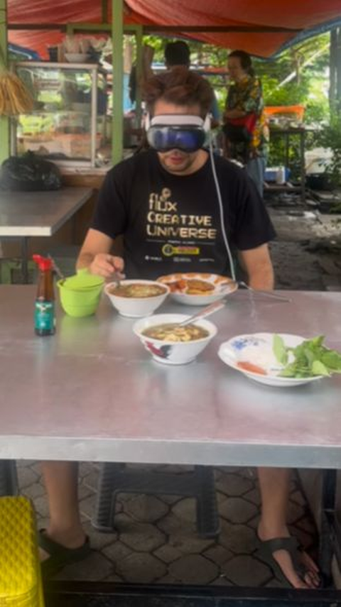 Feels like in a 5-star hotel, this man uses Apple Vision Pro to eat street-side Soto