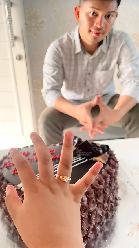 So sweet, Father Surprises His Little Daughter with a Gold Ring
