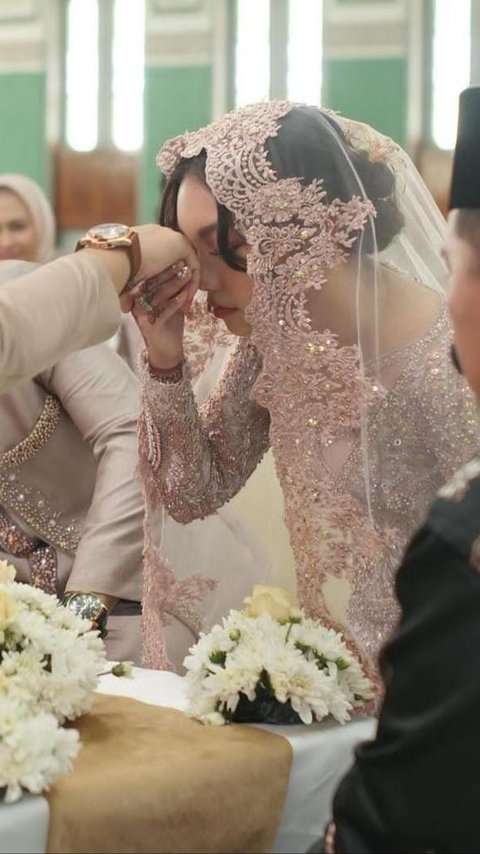 Naura Ayu Anak Nola B3 Tiba-Tiba Unggah Foto Akad Nikah 'Tak Kenal Maka Taaruf'