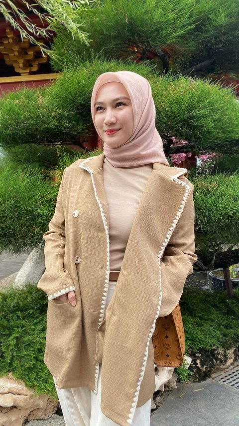 Inspirasi Padu Padan Hijab dan Coat ala Melody Laksani