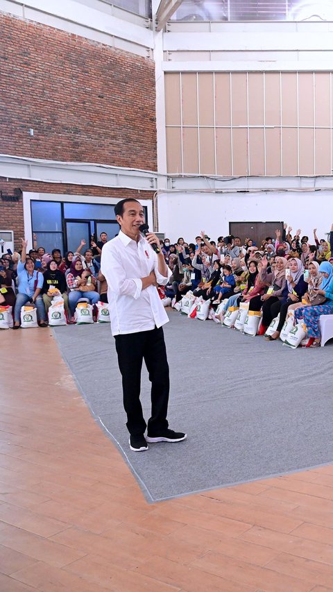 Bagi-Bagi Bantuan Pangan di Tangsel, Jokowi Sebut Harga Beras Naik karena Perubahan Iklim