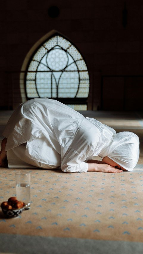 Procedures for Prostration of Gratitude and Its Prayer, Expressing Gratitude for the Blessings and Grace of Allah SWT