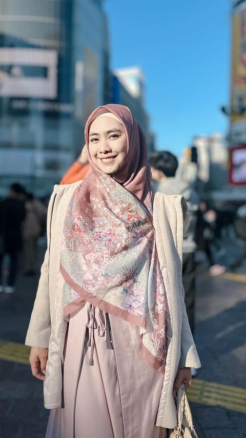 3 Inspirations for Syar'i Outfits ala Oki Setiana Dewi