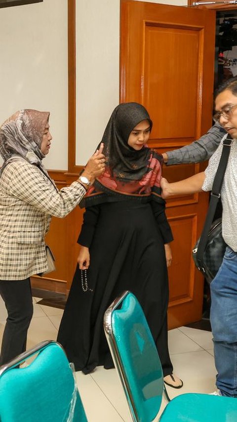 8 Portraits of the Divorce Hearing of Ria Ricis and Teuku Ryan, There is a Moment of Hand Kiss