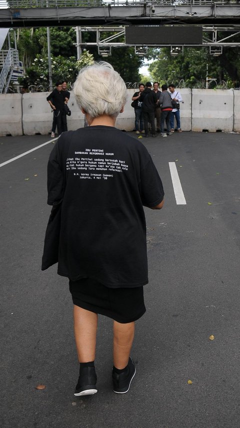 FOTO: Maria Catarina Sumarsih, Ibu dari Wawan Korban Penembakan Aktivis 98 Beraksi dalam 