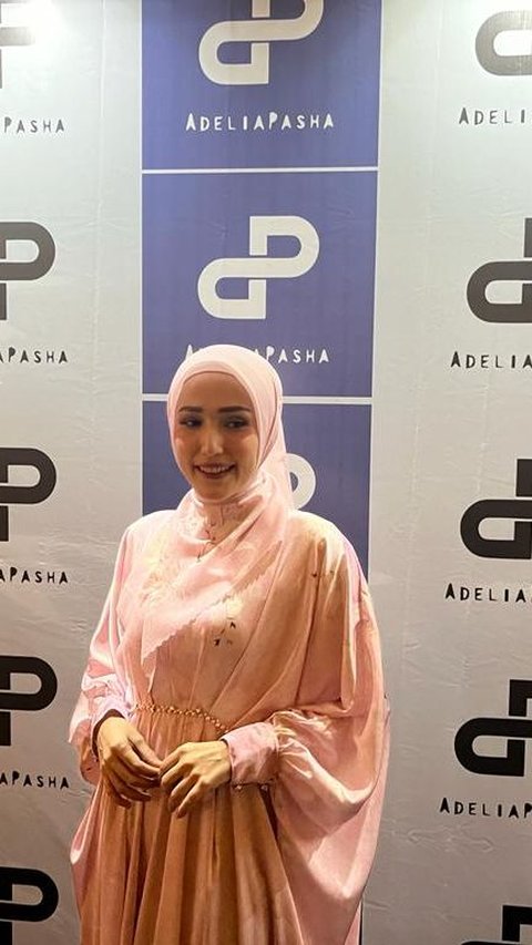 Intip Potret Adelia Pasha Tampil Cantik dengan Busana Warna Pastel