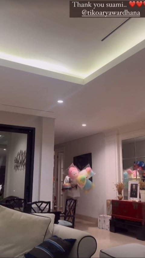 Dikasih Cotton Candy Sudah Happy, Berikut Ini 8 Potret BCL Dapat Kejutan dari Suami