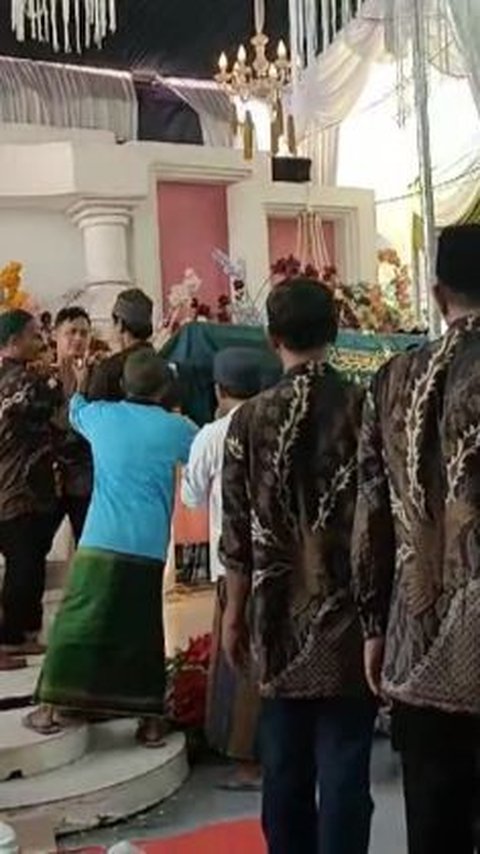 Viral Pengantar Jenazah Lewat Depan Pelaminan, Ternyata Hanya Ada Satu Jalan