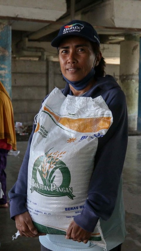 FOTO: Beras Makin Mahal, Ribuan Karung Bantuan Pangan Disalurkan untuk Warga Tanjung Priok