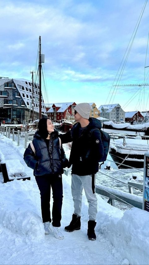 Intip Keseruan Pasangan Kekasih Rachel Vennya dan Salim Nauderer Liburan di Norwegia Demi Berburu Aurora