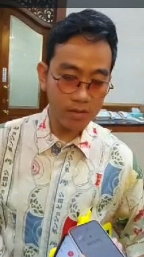 Gaya Santai Gibran Ngantor Hari Ini, Berkacamata ala John Lenon dan Tenteng Tablet Pokemon