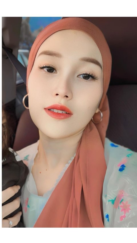 7 Potret Ayu Ting Ting Tampil dengan Kerudung Bergaya Turban, Netizen 'Masyaallah Super Cantik'