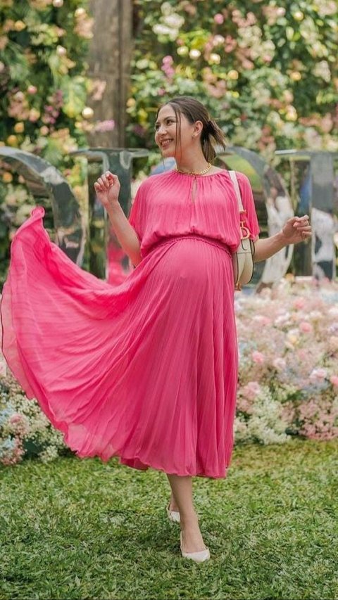 Bumil Cantiknya Kebangetan, Potret Jessica Mila Hadiri Acara Dior Pakai Dress Pink Curi Perhatian