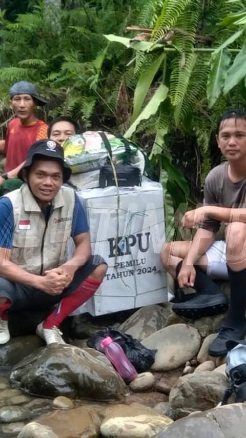 Perjuangan Polisi & TNI Susuri Hutan dengan Jalan Terjal 11 Jam Demi Kawal Kotak Suara