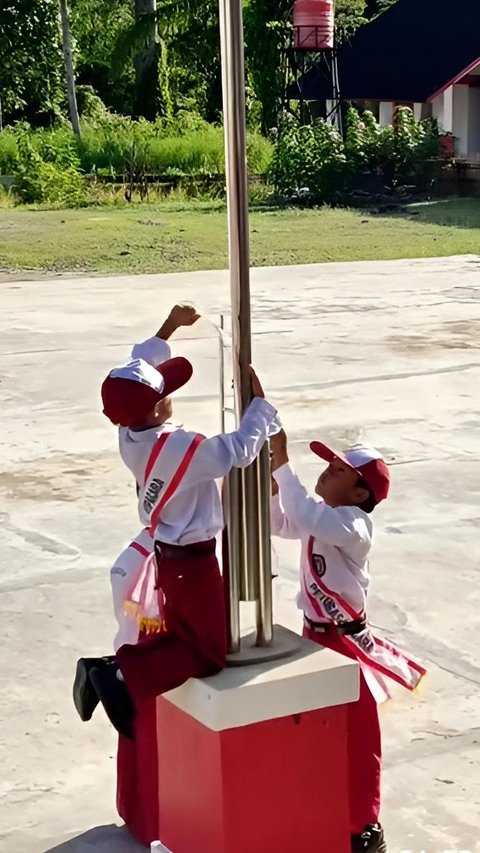 Awesome! Elementary School Students Become Flag Officers Perfectly Until Climbing Poles