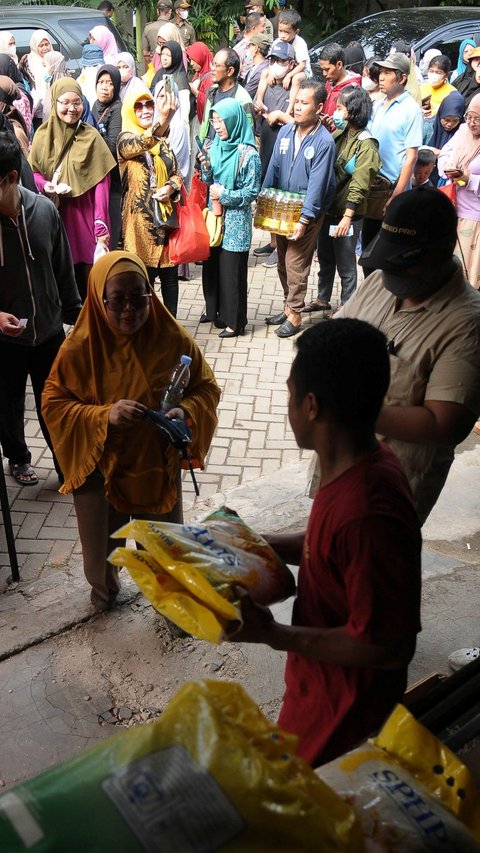 FOTO: Operasi Pasar Bulog, Warga Bekasi Utara Antusias Antre Beras SPHP yang  Harganya Terjangkau