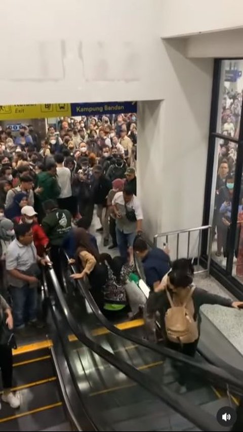 Moments of Manggarai Station's Previously Dead Escalator Suddenly Moving Down, Passengers Panic and Fall