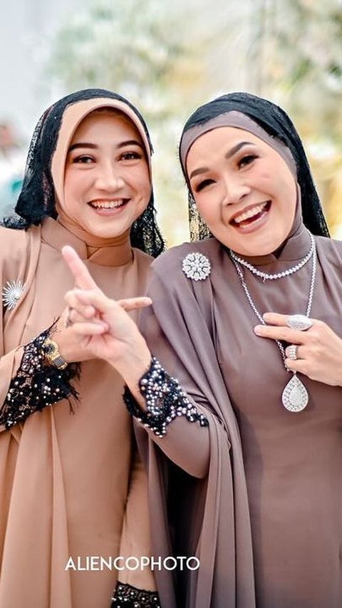 10 Style Showdown between Umi Kalsum and Future Daughter-in-Law, Mama Ayu Ting Ting Loses in Trendiness and Socialite Status?