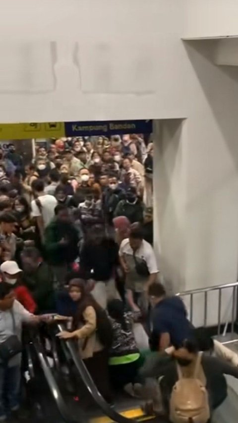 KAI Commuter Minta Maaf Soal Insiden Eskalator Stasiun Manggarai yang Harusnya Naik Malah Bergerak Turun Sehingga Penumpang KRL Berjatuhan