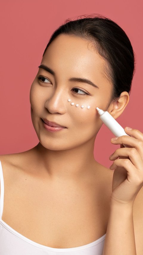 Jangan Telat, Direkomendasikan Rutin Pakai Eye Cream Mulai Usia 20an