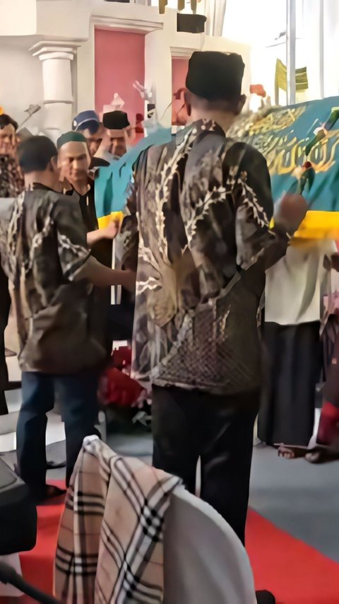 Viral! Funeral Procession Breaks Through Wedding Party in Gresik: Guests Automatically Move Aside, Both Bride and Groom Enter the House