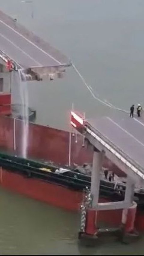 Kapal Kontainer Tabrak Jembatan di China Sampai Jalan Raya Terbelah Dua, Lima Kendaraan Terjun ke Sungai