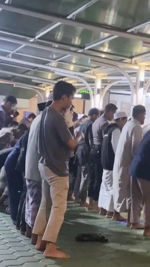 Viral Momen Ayah Gendong Anaknya yang Masih Bayi saat Salat, Aksinya Bikin Haru