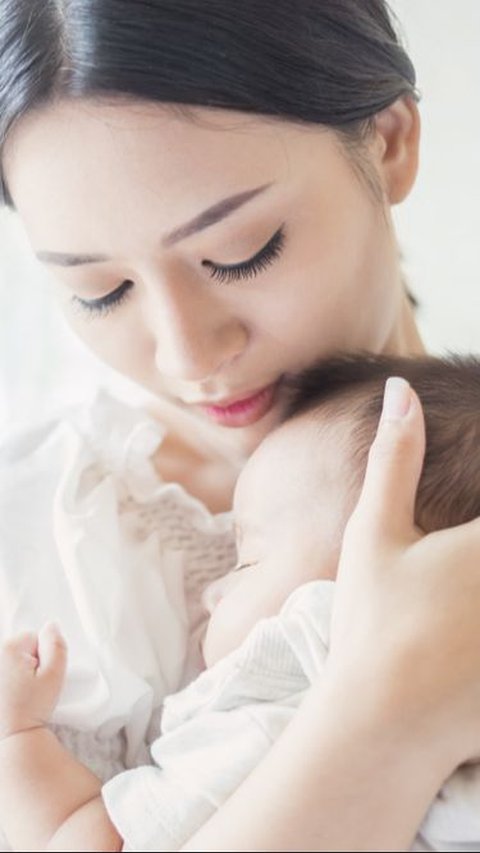 Si Kecil Harus Digendong Biar Tidur Lelap? Coba Saran Dokter Anak