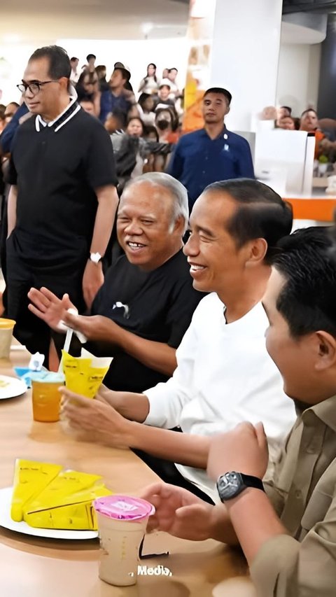 Momen Jokowi Makan di Mal Bareng Pak Bas dan Erick Thohir, Pesan Nugget hingga Burger