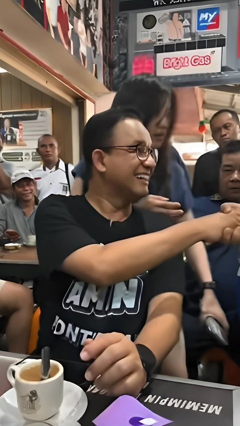 Moments When Anies Almost Stumbled Pulled by Mothers, His Expression Becomes the Highlight