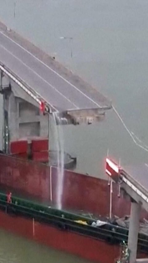 Moments of Barge Ship Crashing into Bridge until Split, Vehicle Falls into River