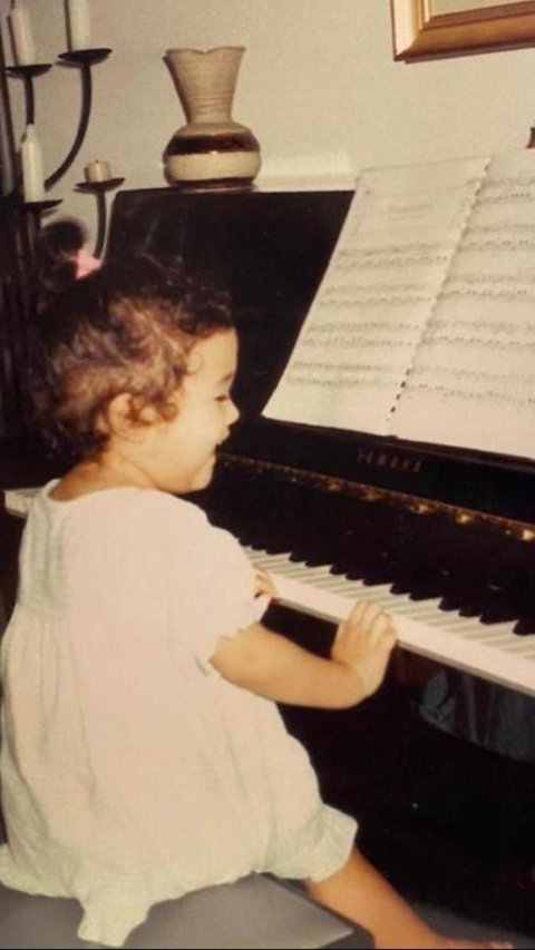 This Girl Who is Good at Piano Becomes a Famous Singer, Who is She?
