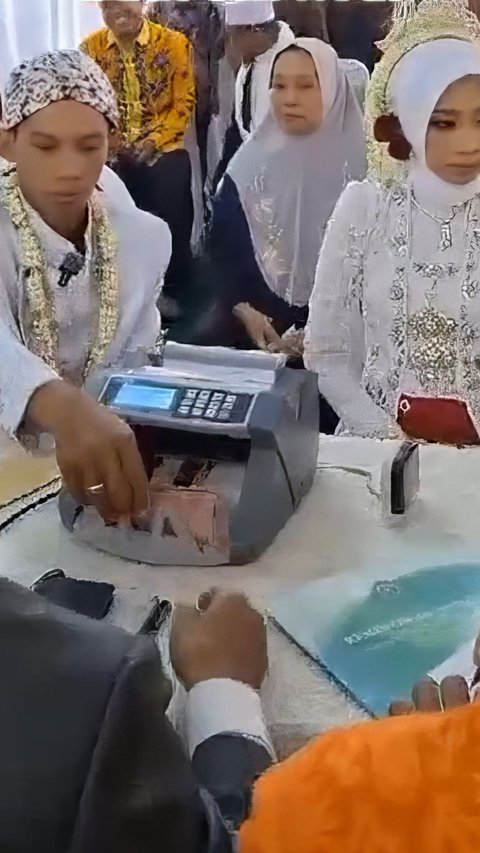 Viral! The Process of Handing Over Dowry Like a Transaction at the Bank, Using a Money Counting Machine Because of the Abundance